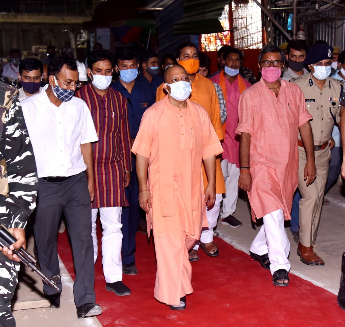 ShriVishwanath's tweet image. दिनांक 05-07-2021 को श्री @myogiadityanath जी, मुख्यमंत्री उ० प्र० सरकार ने काशी विश्वनाथ मंदिर पहुँच कर पूजन अर्चन किया एवं कोरिडोर के विकास कार्यों का जायज़ा लिया

#developmemt #corridor #progress #report #inspection #kashi