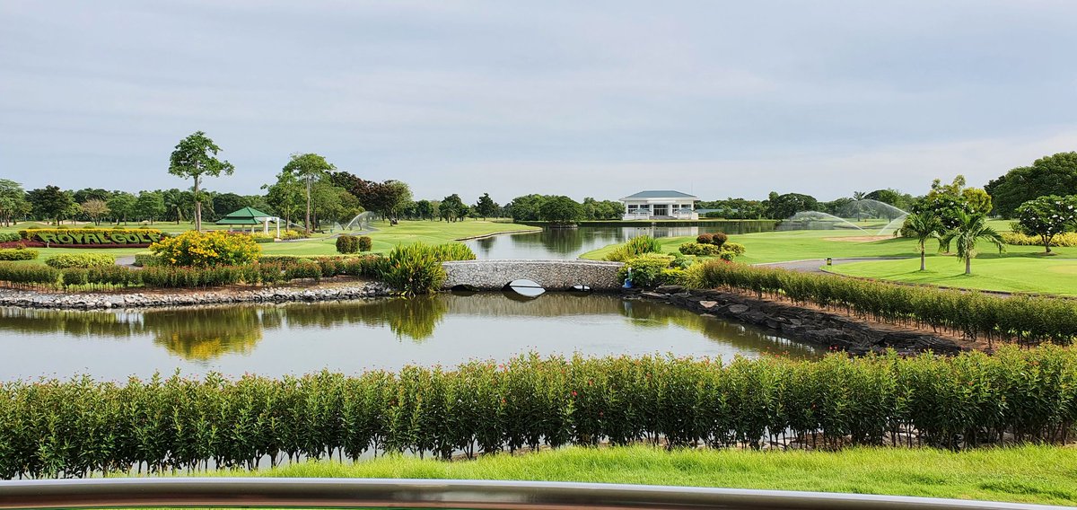GolfAsian's tweet photo. What is the white house doing in the middle of #royalgolf ? https://t.co/PQtVP7Cy11