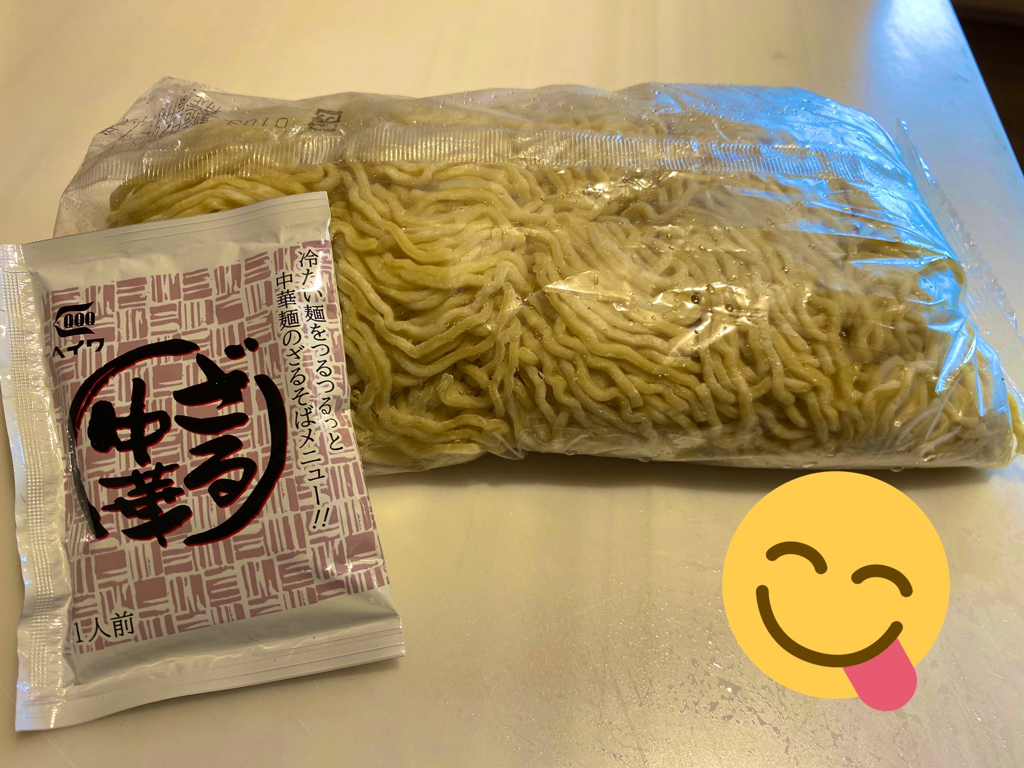 楽麦舎のたいちゃん おはようございます たいちゃんです 本日のオススメはこちら ざる中華 スープです お醤油ベースで酸味の効いたスープに冷たい麺を浸してツルツルっと さっぱり美味しい キンキンに冷たく締めた 中細ちぢれ麺 とベスト