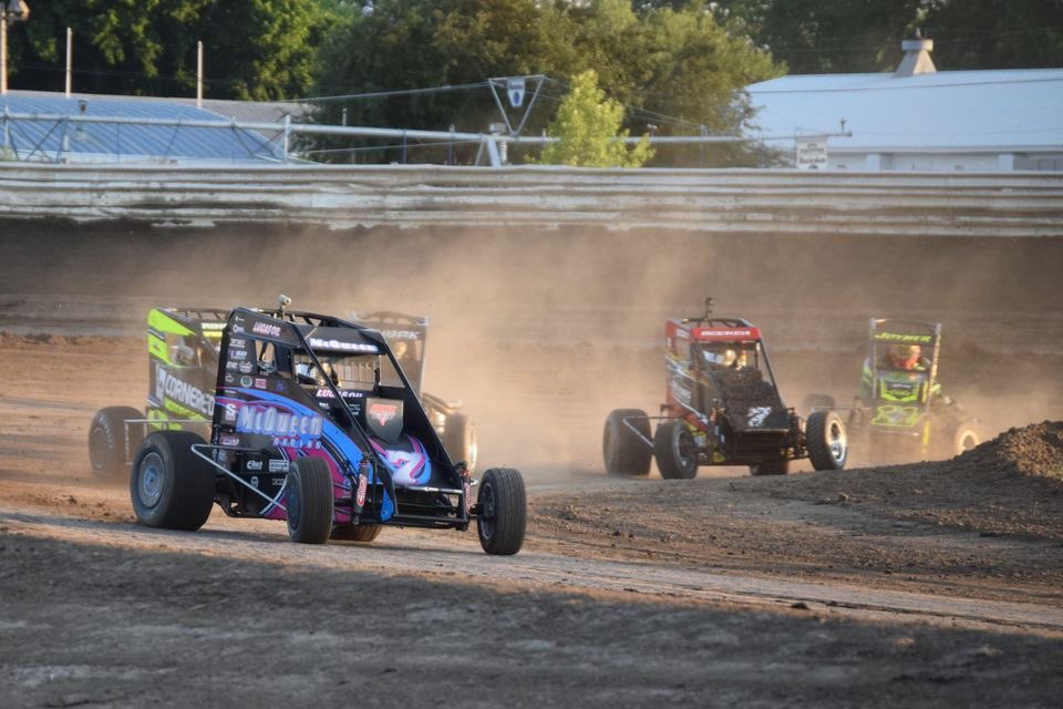 4in_fluff's tweet photo. A few racing shots from the @BellevilleHB https://t.co/59V4fnZxyT