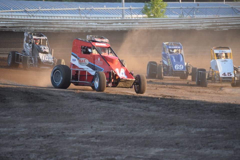 4in_fluff's tweet photo. A few racing shots from the @BellevilleHB https://t.co/59V4fnZxyT
