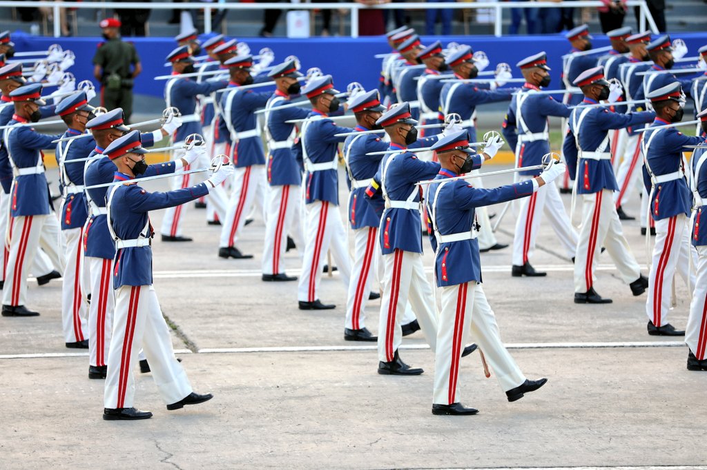 G/J. Padrino: "¡Felicitaciones por este majestuoso desfile que rinde honor al Padre de la Patria! (...) Ha quedado en evidencia el orden cerrado, la marcialidad y cohesión, pero había algo más: Estaba presente el espíritu bicentenario. Aquí se respiró amor y pasión por la Patria"