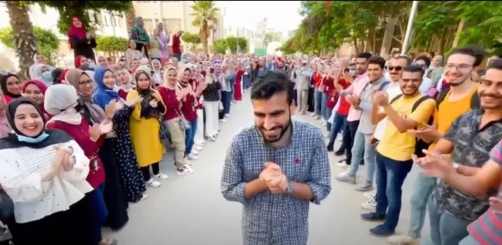 watanegypt's tweet photo. ▪️"أنت استثنائي".. أحمد رمضان طالب بـ"صيدلة الزقازيق" اعتاد مساعدة زملائه فنظَّمت دفعته ممرًا شرفيًا احتفالًا بتخرجه ❤️ https://t.co/0MzwPCKkdx
