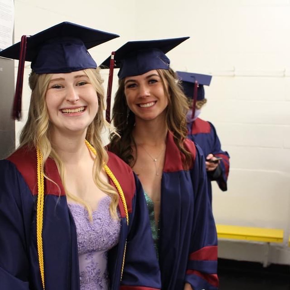 We wanted to take this time to share congratulations to a few of our team members who graduated this week! 
Pictured: 
Loreli Doroshuk - Turf Care 
Genevieve Mamer - Pro Shop
Arizona McKenzie - Restaurant 19
Kylie Smith - Restaurant 19
Elizabeth Mayer - Pro Shop
#grad2021