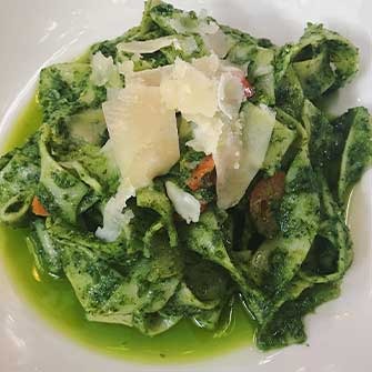 DailySports_1's tweet photo. 📍 En Daily Sports te traemos de receta Tagliatelle al pesto que es un plato tradicional con alto contenido en carbohidratos. 
Es una receta para diferentes tipos de deportistas como pre-entrenamiento o incluso como post-entrenamiento.💪🤔 https://t.co/qXnxdtBNtA