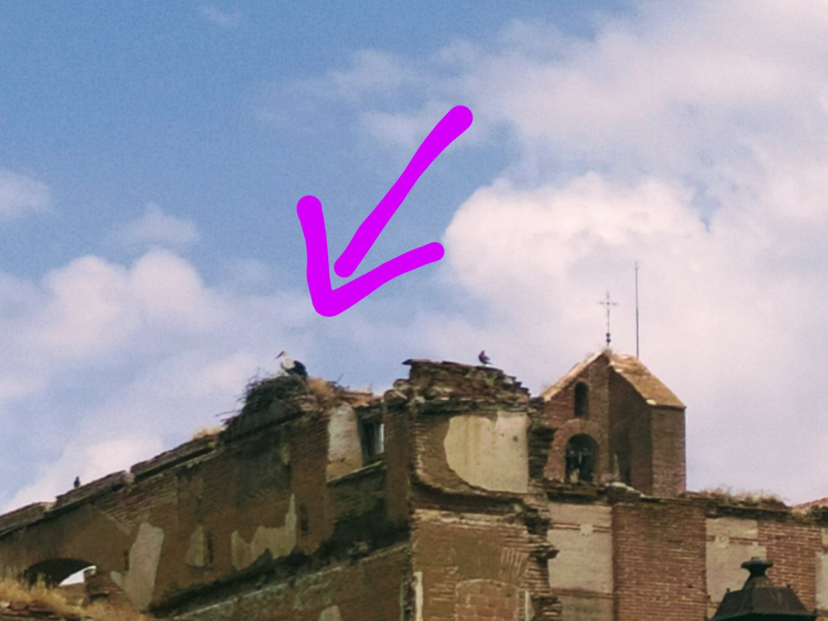 Msol59's tweet photo. @helenacerveto @pater112 @PaulaFront24 @gbuenadicha El 14 de Junio, pasé x allí. Y ya estaba solita #Blasa o su "elhijoqueyoatuedadyatrabajsbayquenosevadecasa"😅😄...Me llamó la atención el aparcamiento al lado de las ruinas😟🥺de "Las Gordillas"😓😔 https://t.co/IHwscZ4R1u
