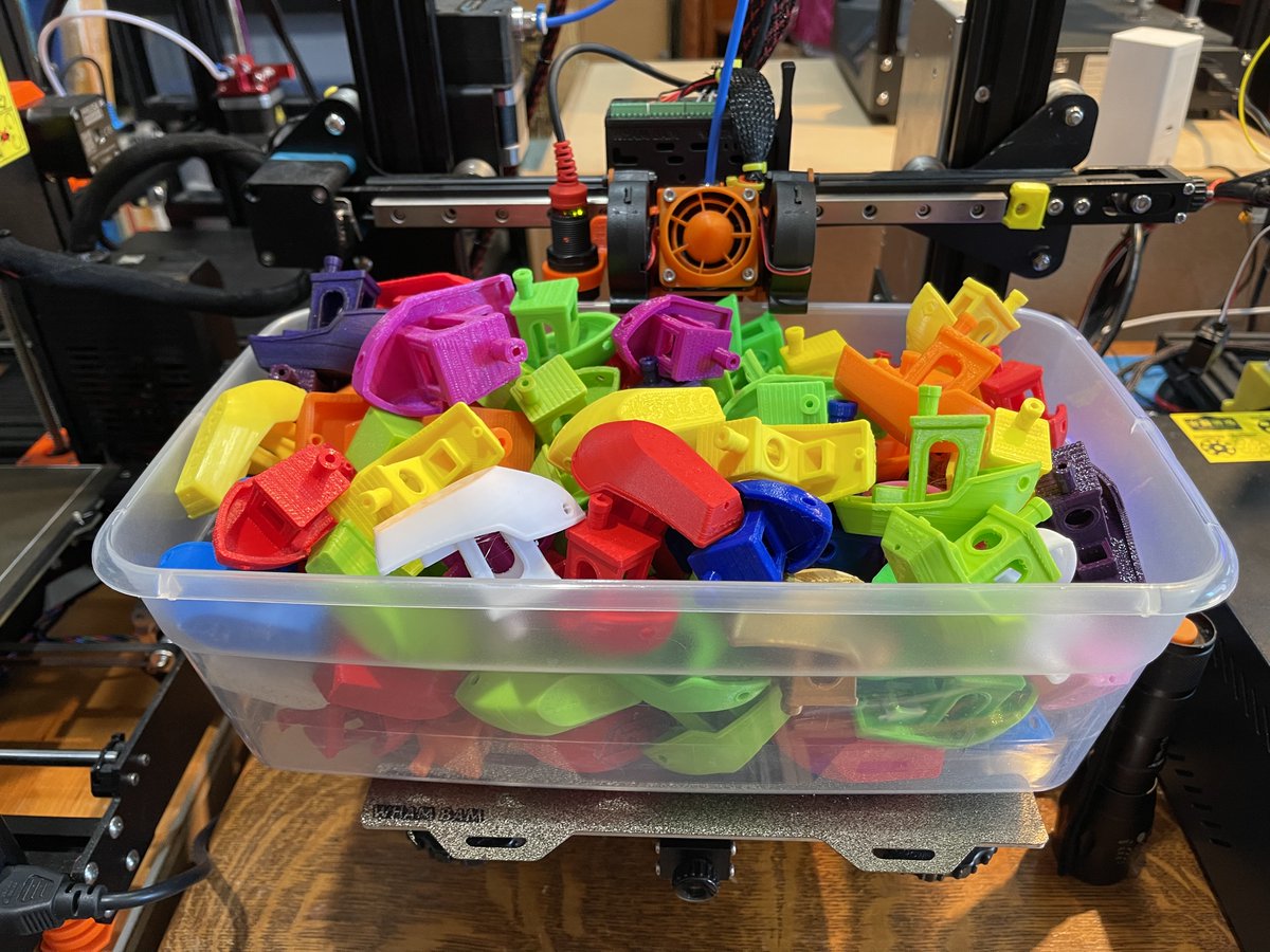 mediaman3d's tweet image. Tub-O-Benchies! Guess how many 3DBenchy prints? And these are just the non-failed prints. How many @3DBenchy test prints have you made in the past year? #3Dprinting #prusa #3d #my3dprintersarealldialedin