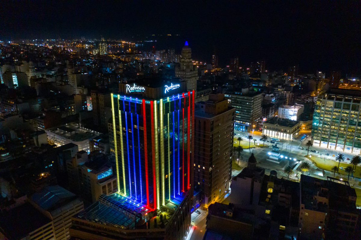 En la noche de este 5 de julio, la hermosa Ciudad Vieja de Montevideo se engalana con el majestuoso Tricolor Patrio, en conmemoración de nuestro Día de Independencia. Agradecemos al emblemático @RadissonMvd por tan entrañable gesto. @NicolasMaduro @jaarreaza @CancilleriaVE