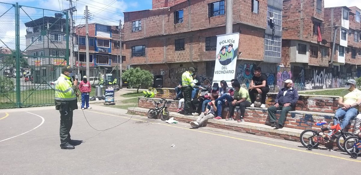 PoliciaBogota's tweet photo. 🎓🚓A esta hora en Ciudad Bolívar campaña de prevención contra la 
“violencia intrafamiliar”, con la comunidad en el parque Quintas del Sur.@ALCBolivar #PreciMEBOG https://t.co/jg3AHhwSP8