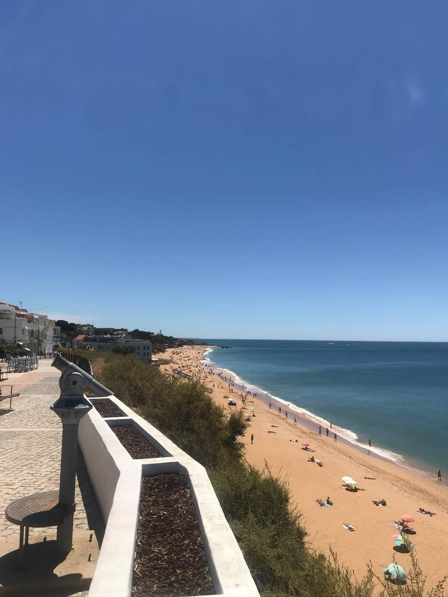Blackmoon183's tweet photo. @roodio Pendant ce temps là au Portugal......😭😭😭😭😭 https://t.co/MTkEqVTAWO