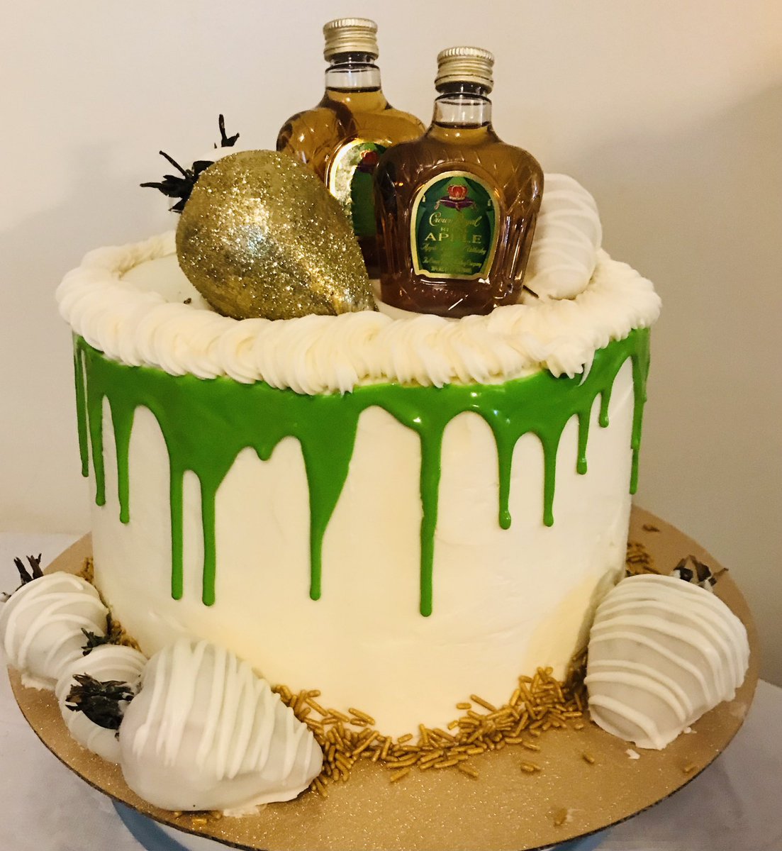 ShanriekaC's tweet photo. #crowncake #crown #crownapple #crownroyal #crownroyalcake #cakes https://t.co/P5LCZobDW9