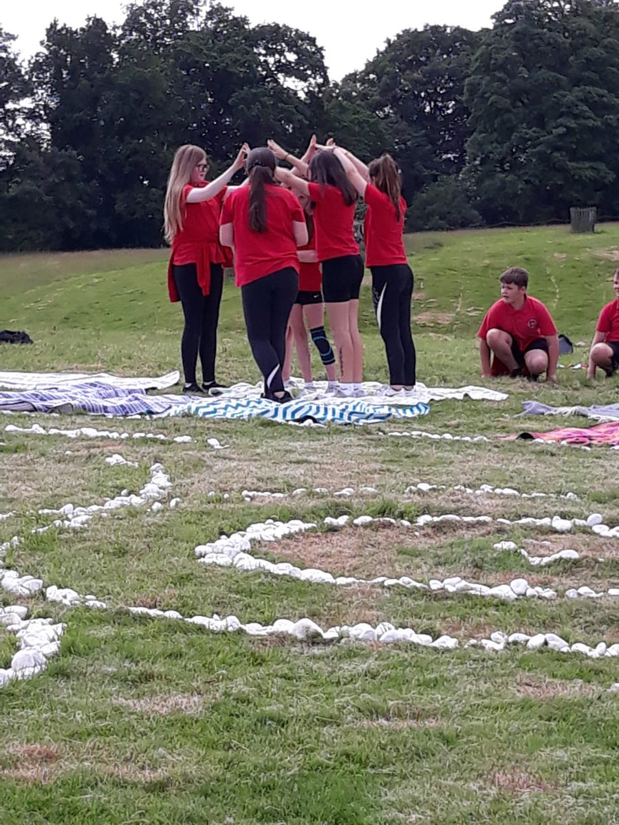 Disgyblion blwyddyn 6 yn perfformio yn ystod agoriad Gŵyl Chwedleua Ryngwladol ym mharc Dinefwr. Perfformiad gwych o Arthur a Chribwr. Year 6 performing their version of Arthur and Cribwr during the opening of the International Storytelling Festival.
