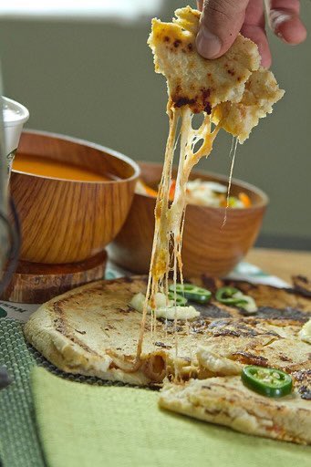 KuskatanSV's tweet photo. #Lunesito de pupas con el combo #Chinchontepec: 10 pupusas+ 4 tamales y 3 bebidas por $12.99 😋 🤙 visita nuestra choza 🏠 en la chiltuipan o pidelos al 
2️⃣2️⃣5️⃣0️⃣-3️⃣0️⃣5️⃣0️⃣
(3 pupusas y un chocolate gratis al visitar la choza o llevar).
 #UnaDeliciaLoNuestro https://t.co/9vvvJW1rVU