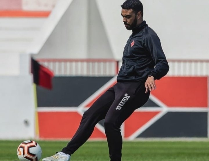 Última hora : 
Tiago Oliveira abandona cargo de treinador no Peniche , para apoiar a namorada na gravidez.
