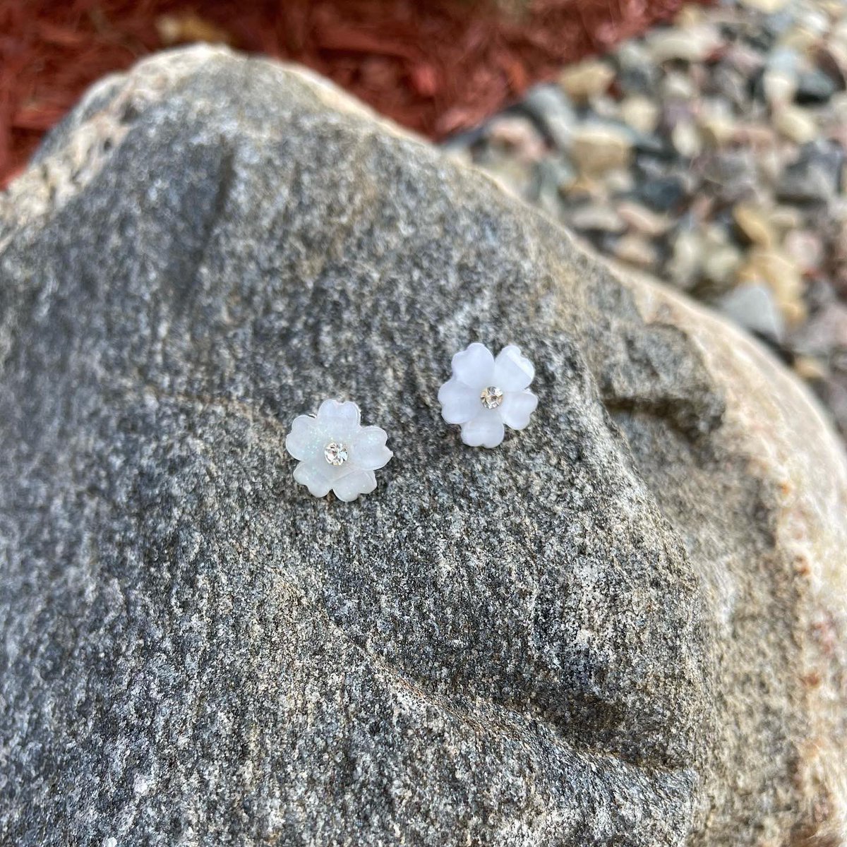 KosStore's tweet photo. “Alyssa” 

New!!! A cute mismatch flower earrings. 

Dm to order
Pickup or shipping is available 
Etransfer or cash 
📍Saskatoon Sk Canada 

#earrings #earringsforsale #earringsoftheday #earring #earringsofinstagram #yxe #yxelocal #yxeliving #yxebusiness #yxesmallbusiness https://t.co/D9rIW07a8X