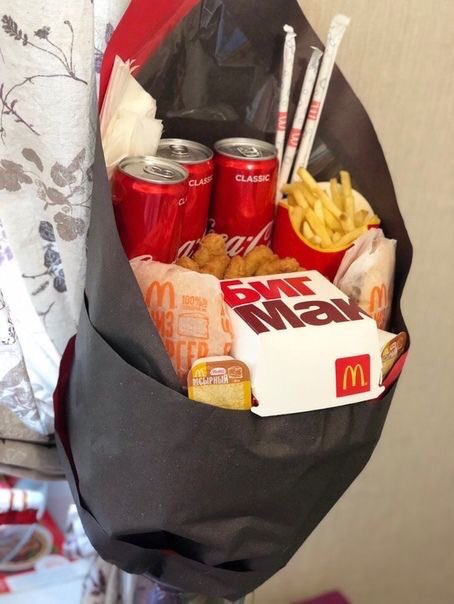 M_xs3__'s tweet photo. اللي بيجيب لي هديه من اليوم وطالع اذا مو فلوس او تذكرت سفر تكون كذا اما الورد حطوه .... 🌚🚬 https://t.co/okDRGAZz9F