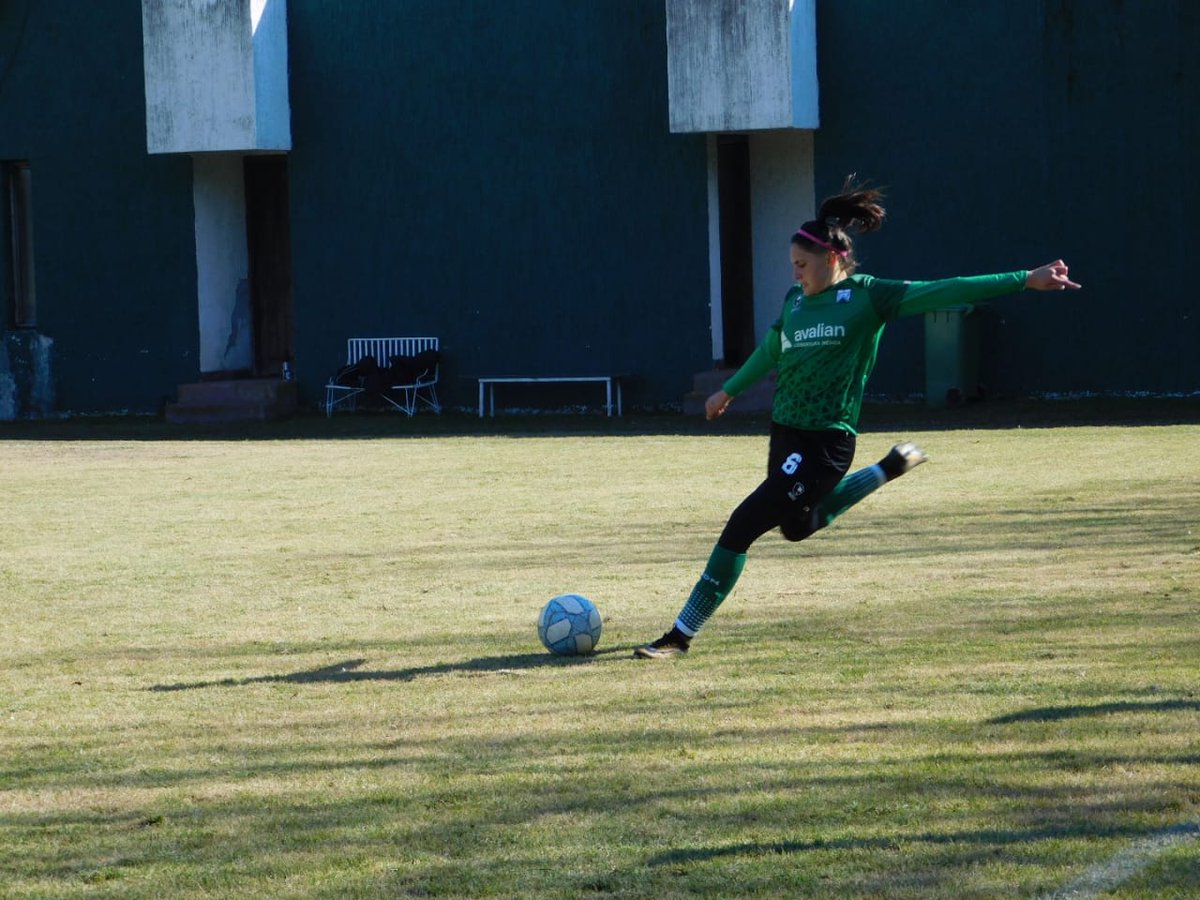 FerroOficial's tweet photo. ⚽💪🏼 ¡Comenzó la puesta a punto!

El fútbol femenino de Oeste igualó 0-0 ante Banfield en su primer amistoso de cara a la reanudación del torneo de @afa.

🔜 @Velez, este sábado en Pontevedra.
 
#VivíFerro 💚 https://t.co/UzlFAepd4I
