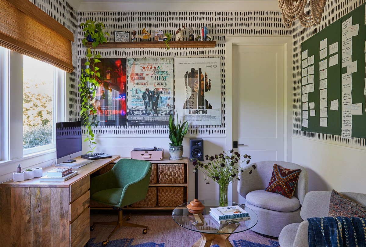 AngelaIRL's tweet image. Emmy Raver-Lampman and Daveed Diggs home still sits in my spirit. In my mental interior decorating Pinterest-board. Fully rent free.