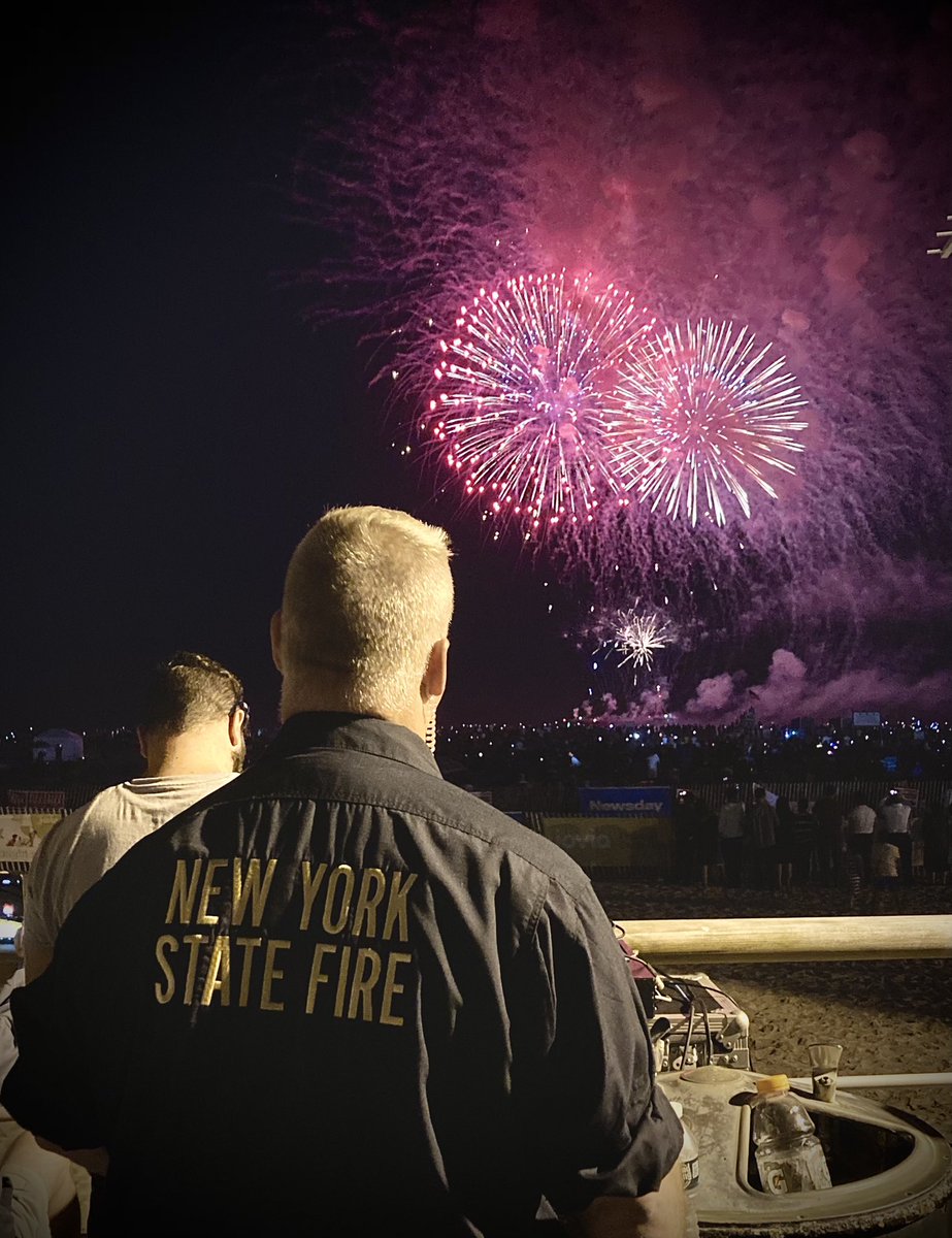 nysfps's tweet image. Some footage of last nights @Jones_Beach fireworks. 100,000 spectators the largest display in Long Island. 10 inch mortars  3250 shell count. Great job by the team of Fire Protection Specialists  Dalen Murray and Moniello led by Deputy Chief Brad Tygar