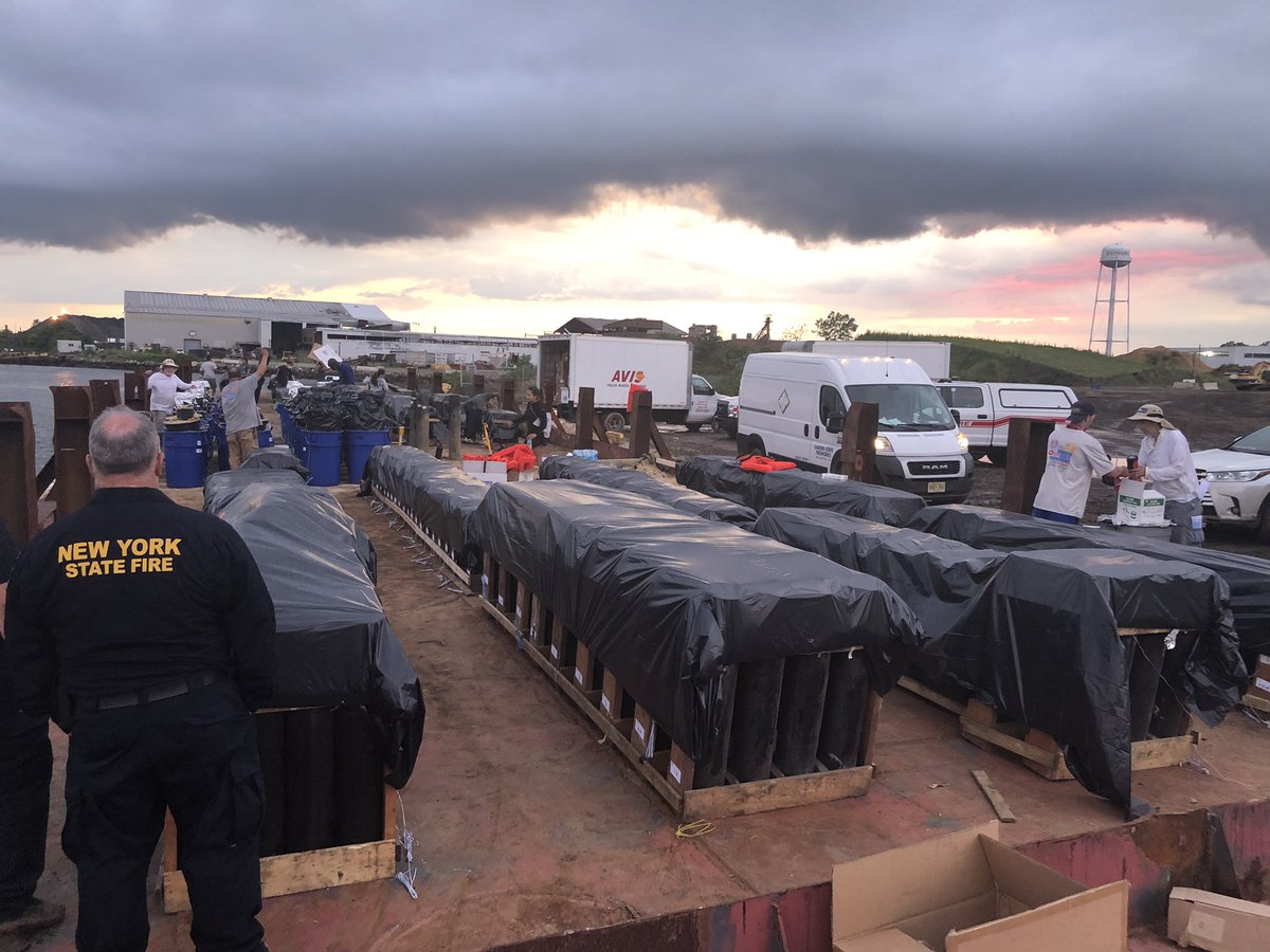 nysfps's tweet image. Some footage of last nights @Jones_Beach fireworks. 100,000 spectators the largest display in Long Island. 10 inch mortars  3250 shell count. Great job by the team of Fire Protection Specialists  Dalen Murray and Moniello led by Deputy Chief Brad Tygar