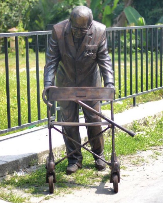 Captain Sir Tom Moore’s ashes were buried today along side his parents and grandparents 
Sir Tom’s headstone bears the words
“I told you I was old”
Sir Tom raised over £32 million for the NHS 
He served in the Duke of Wellingtons regiment in WW11 
RIP sir 🇬🇧