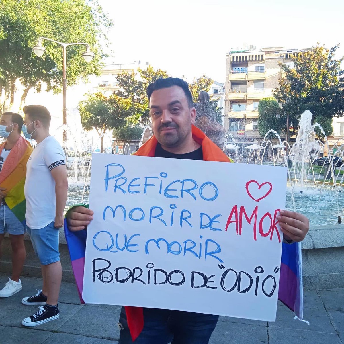 lisistratadb's tweet photo. Os dejamos algunas fotos de la concentración de Don Benito expresando nuestra rabia y exigiendo justicia por Samuel y por todas aquellas personas víctimas de LGTBIFOBIA. https://t.co/PJJMkK1mit