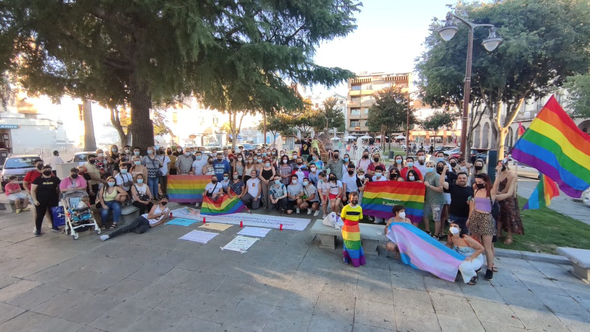lisistratadb's tweet photo. Os dejamos algunas fotos de la concentración de Don Benito expresando nuestra rabia y exigiendo justicia por Samuel y por todas aquellas personas víctimas de LGTBIFOBIA. https://t.co/PJJMkK1mit