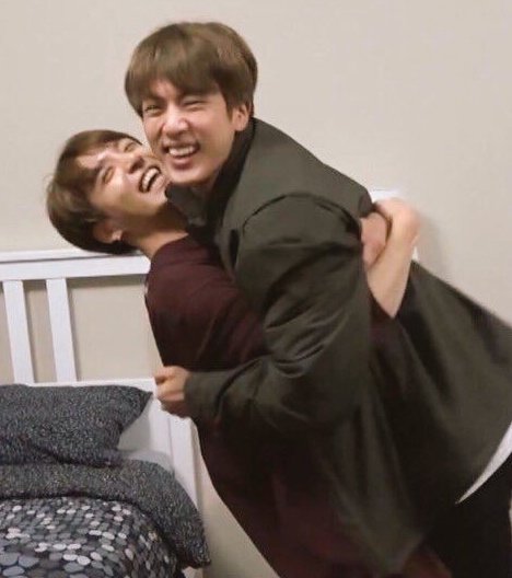 hoscass's tweet photo. jungkook boiolando pelo seus hyung; compilado de thread https://t.co/y0VadvXq7i