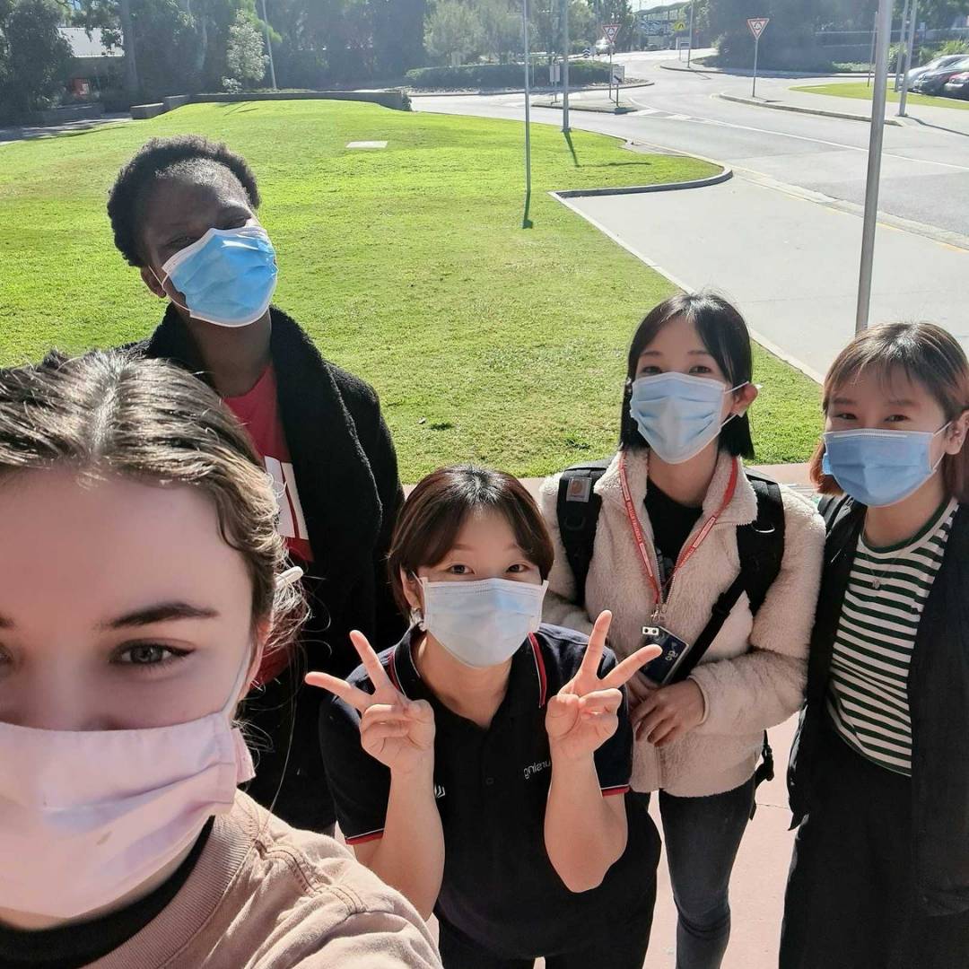 GCollegeAUS's tweet photo. Stay safe! Wear a mask when attending campus and in your classes. How cute do our students look in the sun? 🌞
Taelah who is studying the Diploma of Health Care is available to chat here:
https://t.co/MhxezarnYk https://t.co/pOmke2oQ3t