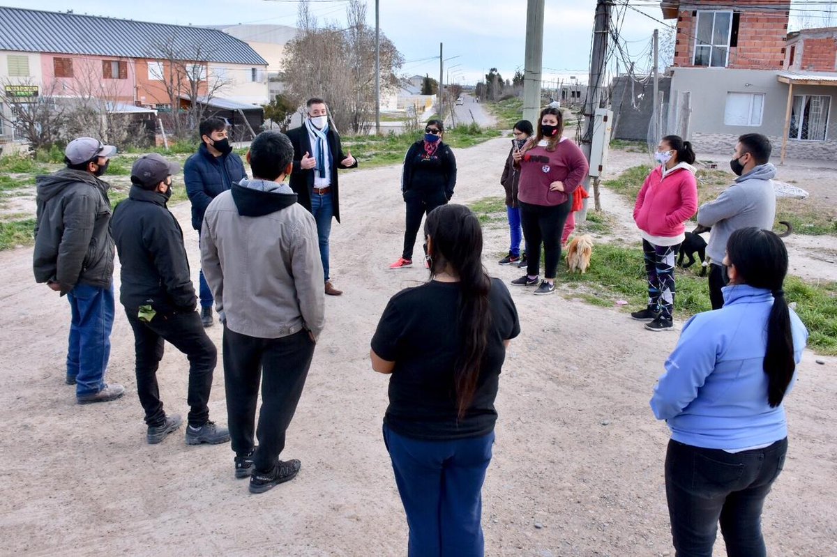 TWMunicipalidad's tweet photo. Junto con representantes de la Cooperativa Eléctrica, nos reunimos con la Junta Vecinal del Barrio San José para anunciarles la colocación de la nueva iluminación. Abarcará 46 cuadras y se colocarán 160 luminarias. 

Más información en https://t.co/pfiQ6plrwT

#TWNuestraCiudad https://t.co/pkjkNQDiQT