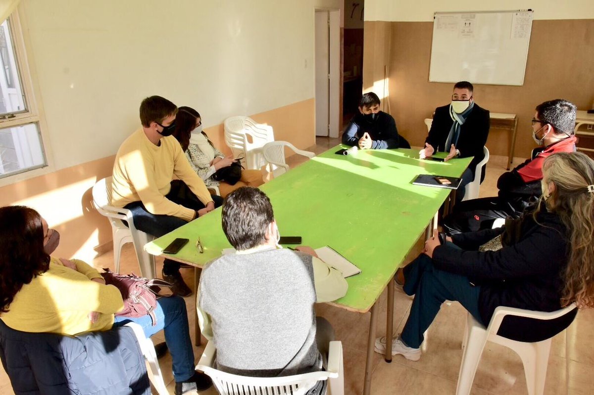 TWMunicipalidad's tweet photo. Junto con representantes de la Cooperativa Eléctrica, nos reunimos con la Junta Vecinal del Barrio San José para anunciarles la colocación de la nueva iluminación. Abarcará 46 cuadras y se colocarán 160 luminarias. 

Más información en https://t.co/pfiQ6plrwT

#TWNuestraCiudad https://t.co/pkjkNQDiQT
