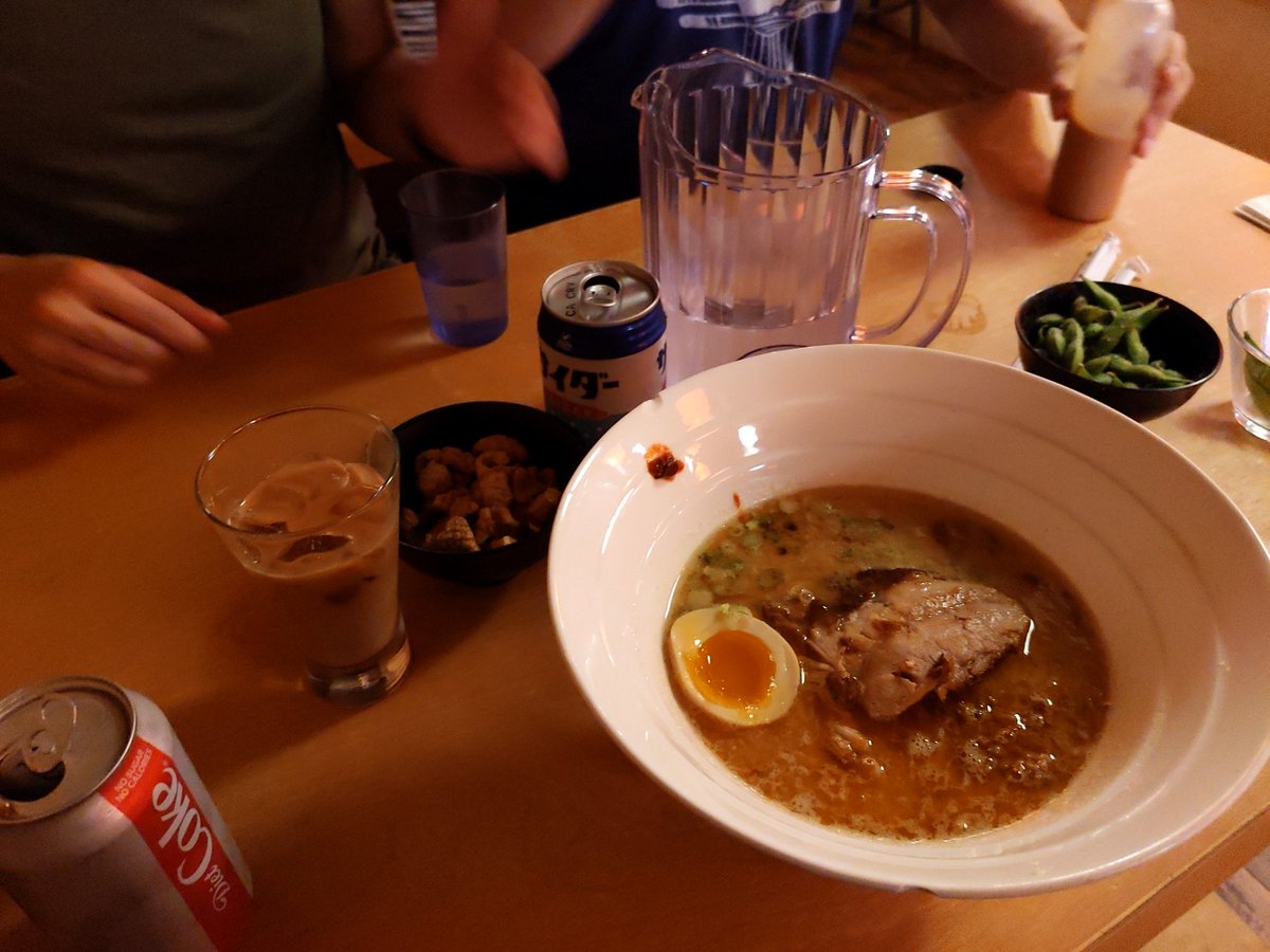 AdanMeza's tweet photo. #stringsramen Getting food! Milk Tea is fire! https://t.co/Vutl0LFPuN