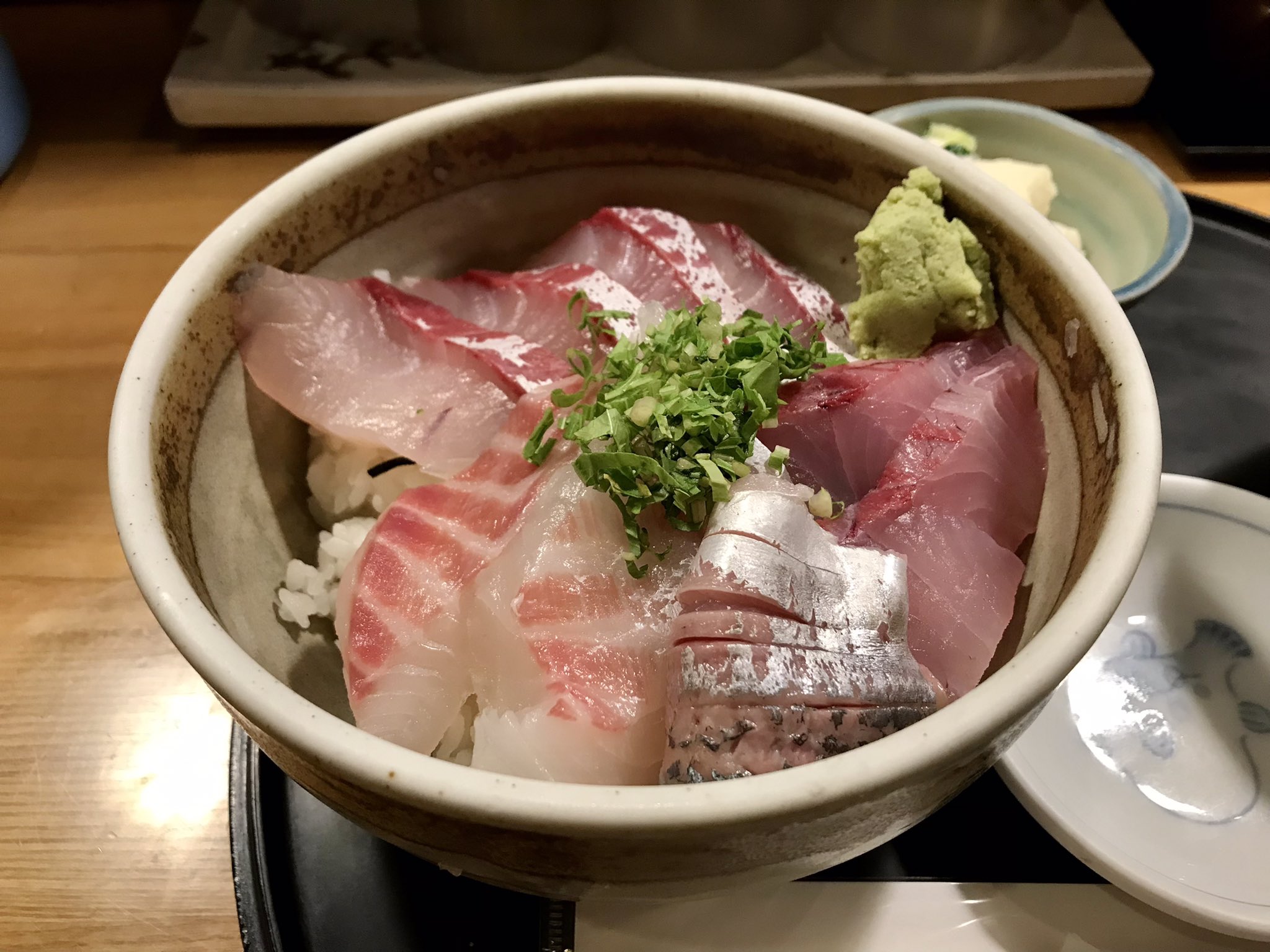 Maverick S Bグルハントvol 429 博多魚がし 福岡市 海鮮丼 朝の散歩は市場へ 目当ての海鮮屋は営業しておらずコチラへ 海鮮丼650円 破格 プリップリの白身魚は鯛 カンパチ 鯵 あとはホウボウあたりか 肉厚で食感も良く 新鮮美味 贅沢なんだか