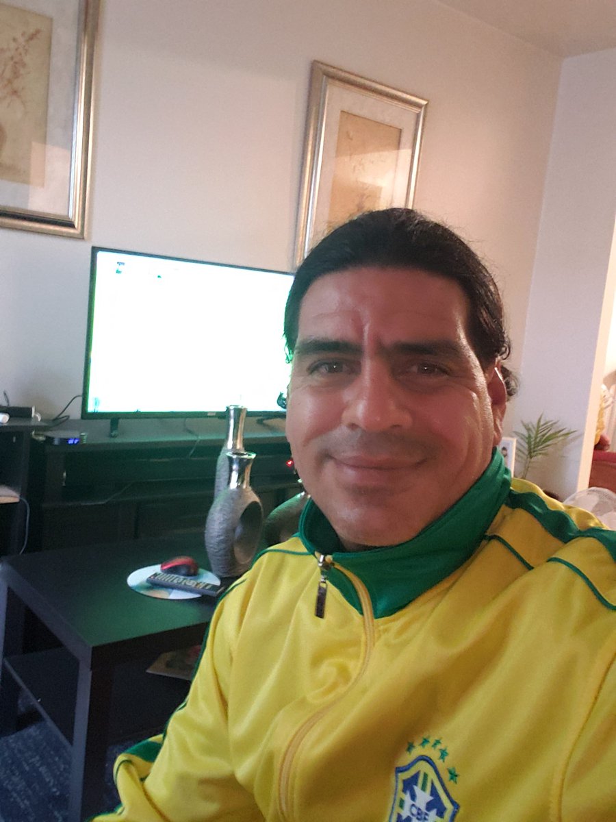 Saludos desde Montréal Canada a los mejores comentaristas de furbol !!!!!! Aqui un cubano de sangre brasilera jjjjjjj #CopaAmericaEnTUDN