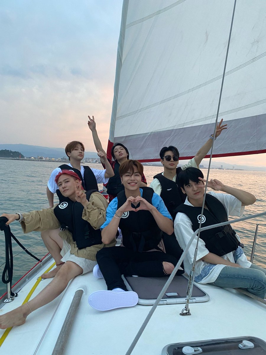 idk how but this photo brings so much comfort and calmness