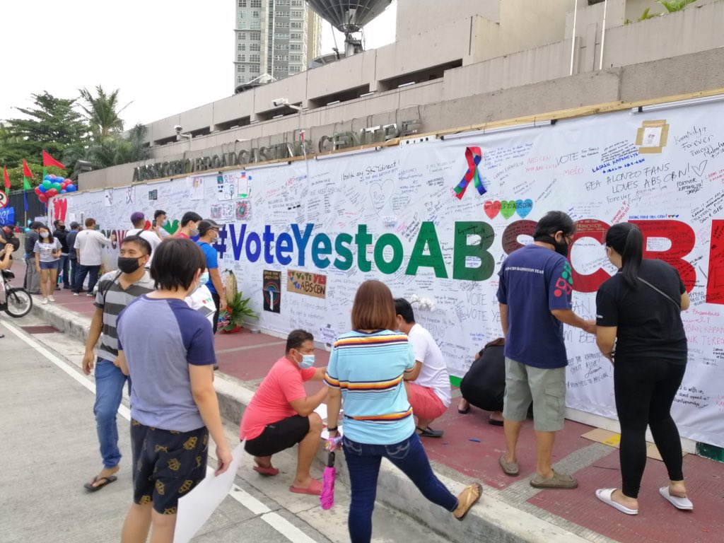 OfficialKpex's tweet photo. KPEx MEMORIES: July 2020 - Bumisita ang mga loyal Kapamilyas sa labas ng ABS-CBN compound upang ipakita ang kanilang suporta sa pagrenew ng prangkisa ng ABS-CBN. #VoteYEStoABSCBN #IbalikAngABSCBN https://t.co/cGwc8UEQ06