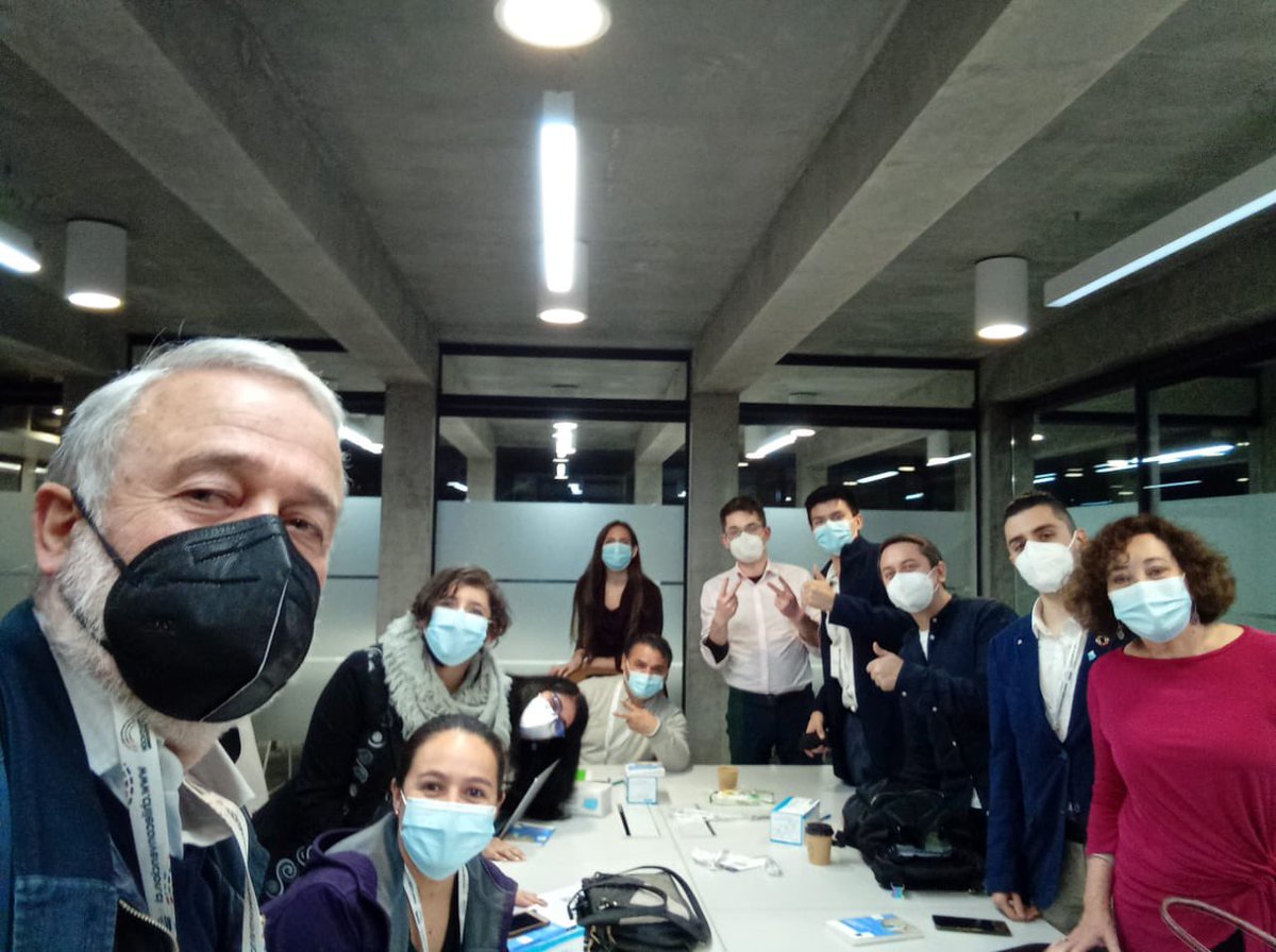 Escandalosa ineficiencia del gobierno, que gastó millones en licitar un servicio incapaz de permitir que la Constituyente pudiera sesionar. Los y las 11 constituyentes <a href="/NoNeutrales/">Independientes No Neutrales</a> optamos por trabajar en el Palacio Pereira👇🏽El aforo de la sala era 12.