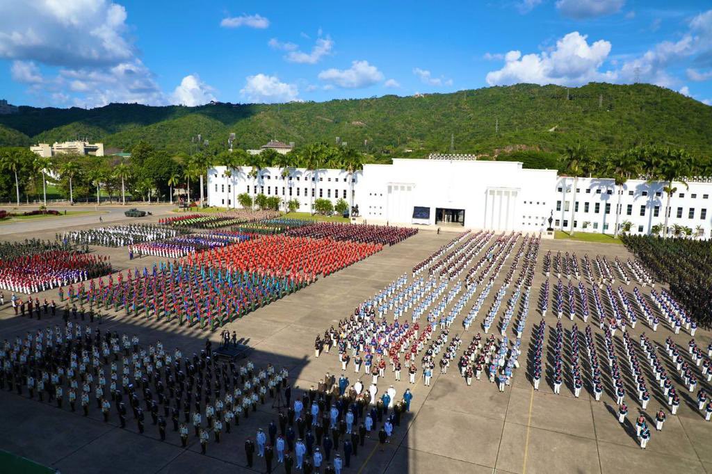 ¡Vaya muestra de marcialidad y espíritu de cuerpo! ¡Qué demostración de AMOR A LA PATRIA la que ha dado la FANB! Felicito desde mi corazón a los soldados y soldadas que rindieron homenaje a Venezuela en el Desfile Cívico-militar con motivo de los 210 años de nuestra INDEPENDENCIA