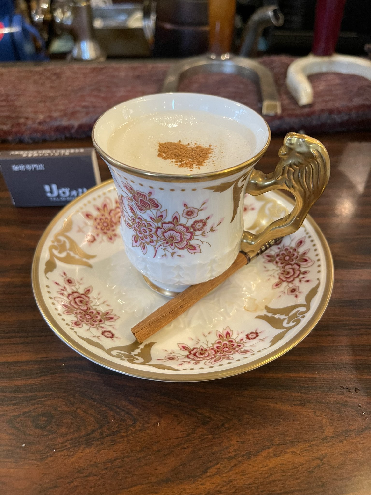 珈琲専門店 リヴォリ公式 リヴォリの カフェカプチーノ エスプレッソマシーンが普及する前の 昔のカプチーノ ストロングベースで たっぷりのホイップクリームにシナモン を落としシナモンスティックを添えます 個人的にはシナモンスティック齧りながら