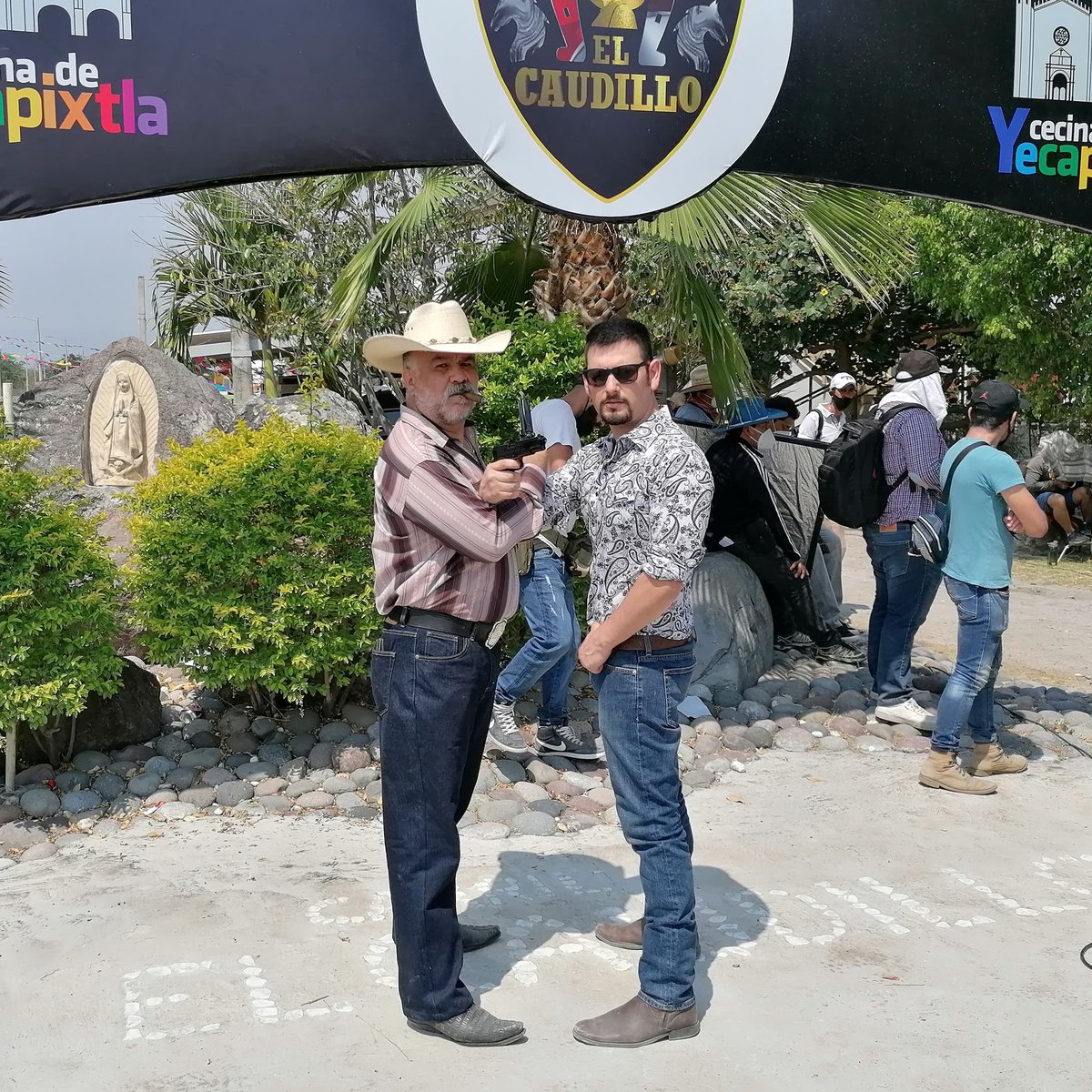 cesarvaldiviaof's tweet photo. Andamos de Desalmados... Guzmán y el número 1 preparados para todo... Hoy gran estreno por las estrellas... #Jaaa #ConTodo #Puuun #Act #Art #TV #show #LaDesalmada #Gracias #actors #actorslife #Guzmán #ElNúmero1 #Actor #SergioCastillo #CesarValdivia #TeamGuzman @LaDesalmadaTV https://t.co/wKXj7bNuxE