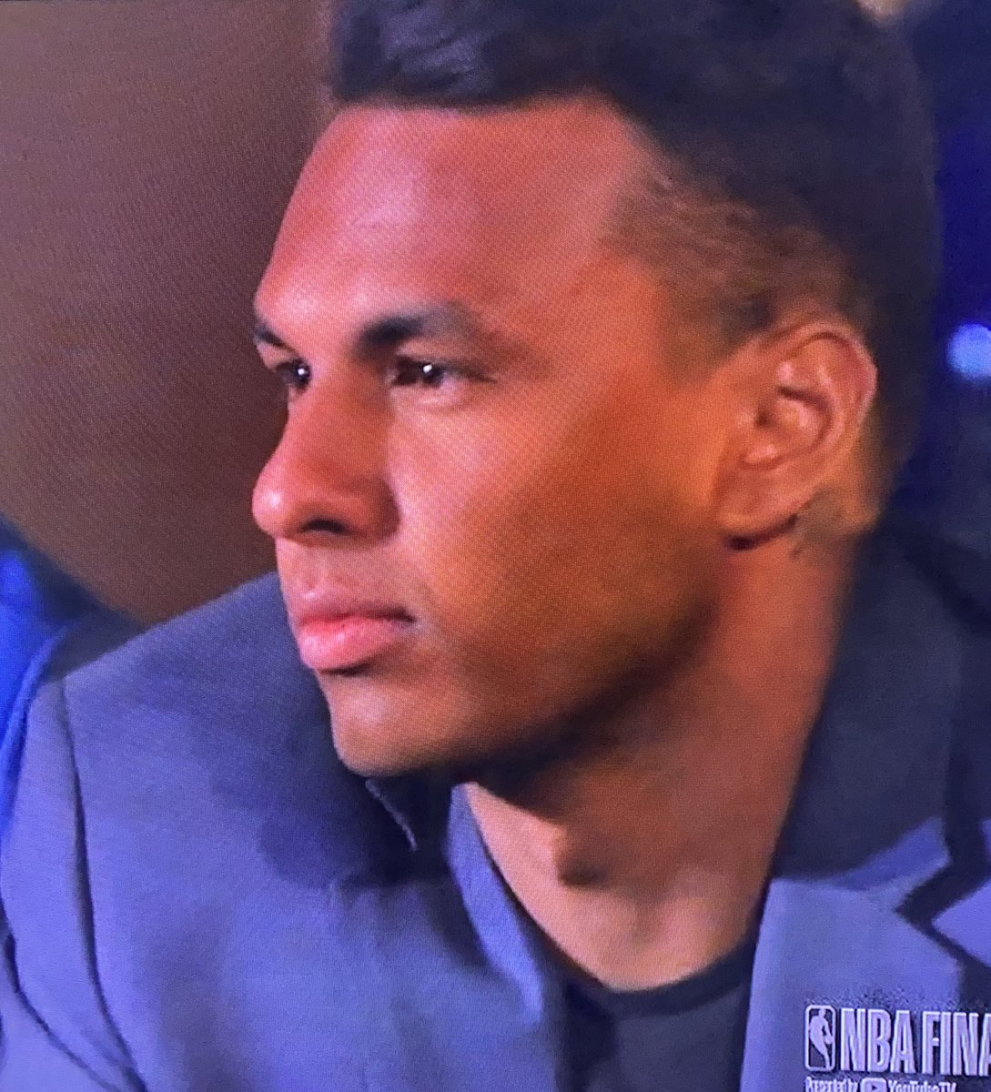 Majority whip Aaron getting ready to secure the votes in favor of the motion to remove Hunter from the competition. #TheBachelorette