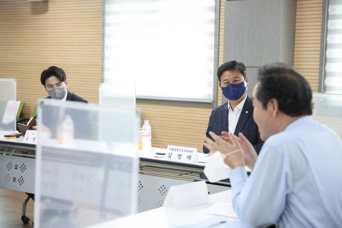 '(미안)한 부모X' !  '(든든)한 부모O' ! 함께 만들어 갑니다

오늘 성북구 영락모자원에서 더불어민주당 대통령선거 예비후보인 이낙연 의원과 함께 한부모가족 간담회를 가졌습니다. 
한부모가족의 어려움을 더 깊이 살피고, 복지혜택과 사회적 배려가 소외 계층을 낳지 않도록 힘쓰겠습니다