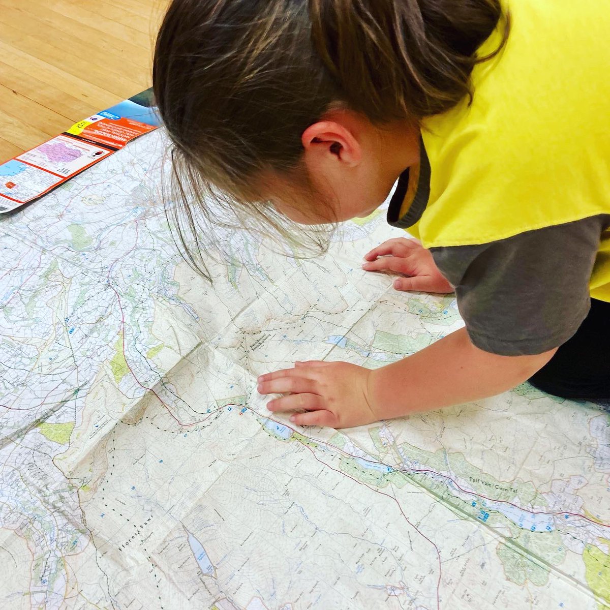 ruth__1975's tweet image. Another great night working with @TreadGower and the fantastic @1stCwmbwrla on their @nnas_uk #outdoorexploreraward with “real maps” 
@OrdnanceSurvey @Girlguiding #brownies #mapsforkids #mapsarecool 🗺⭐️🧭