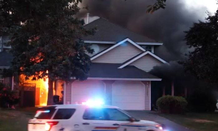 nafeesakarim's tweet photo. Breaking: heavy police presence at a massive house fire in Surrey tonight. We’ll have the latest coming up at 11:30pm on @CTVVancouver https://t.co/j5I5Hb71mc