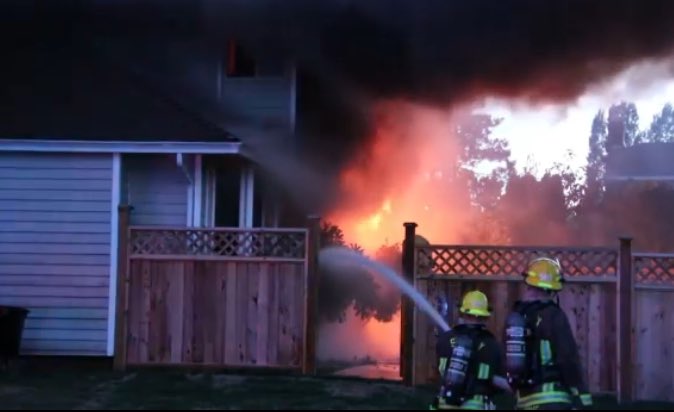 nafeesakarim's tweet photo. Breaking: heavy police presence at a massive house fire in Surrey tonight. We’ll have the latest coming up at 11:30pm on @CTVVancouver https://t.co/j5I5Hb71mc