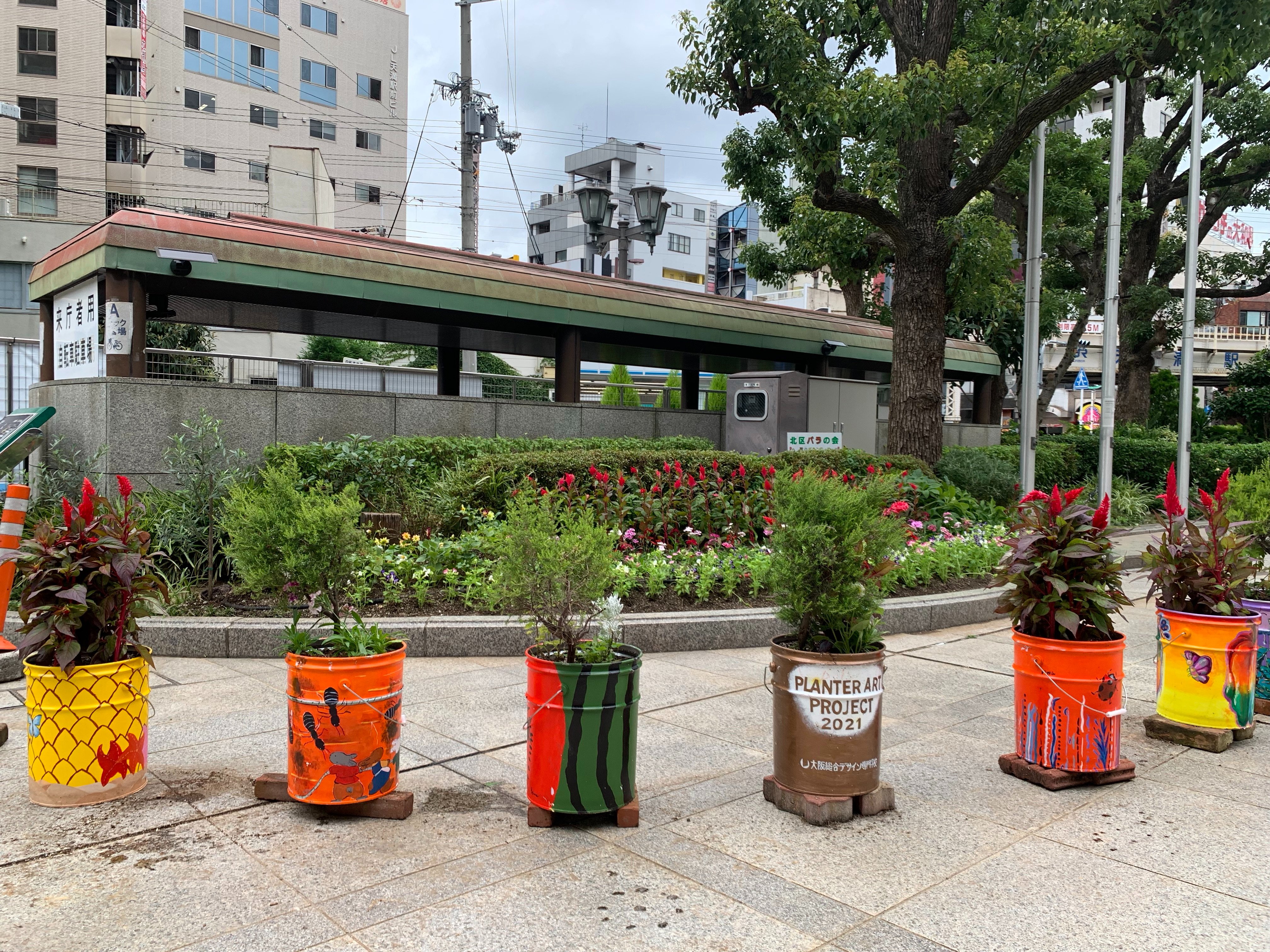 大阪市北区役所 区役所花壇のプランターが新しいデザインになりました 大阪総合デザイン専門学校の学生さんに新たに区役所前 花壇のプランターを作成していただきました 個性豊かで魅力的なデザインとなっていますので 区役所へお越しの際は ぜひ