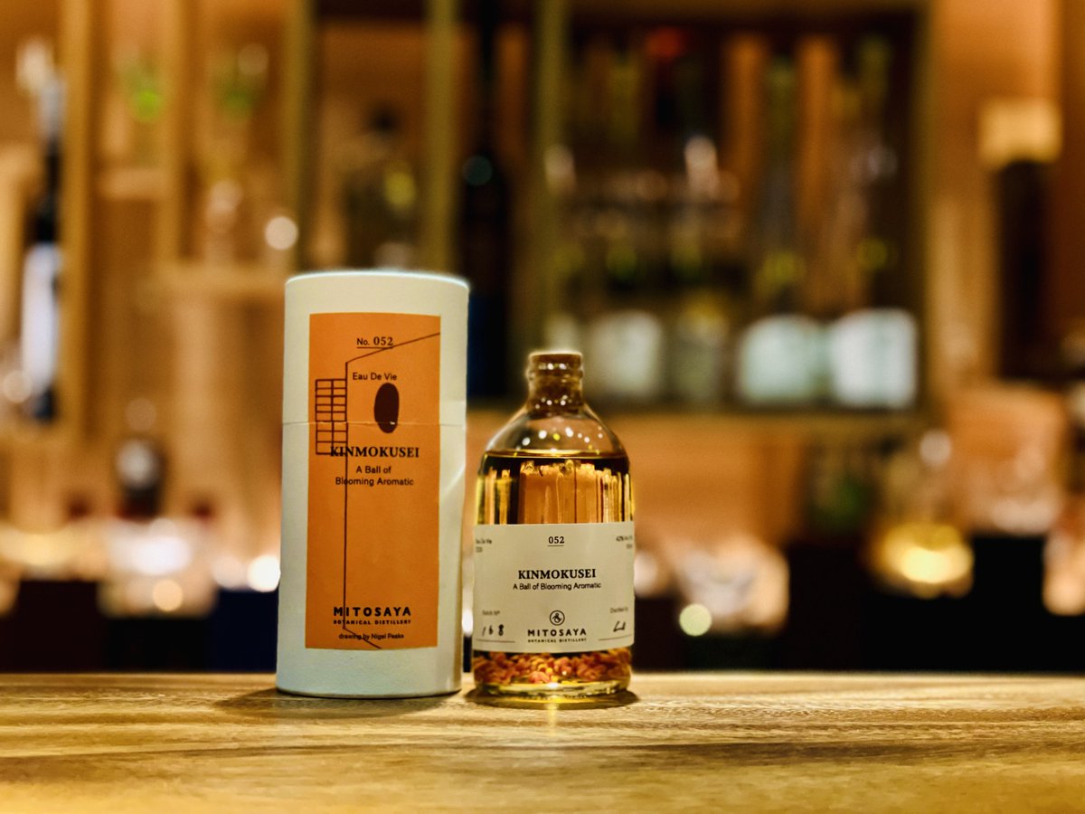 ぱーりんか 金木犀のブランデー もう手に入らない幻の蒸留酒 ボトルの中に金木犀の花が入ってるのが美しすぎる 一生のうちで一番美しい状態を閉じ込めた 最高に贅沢な嗜好品