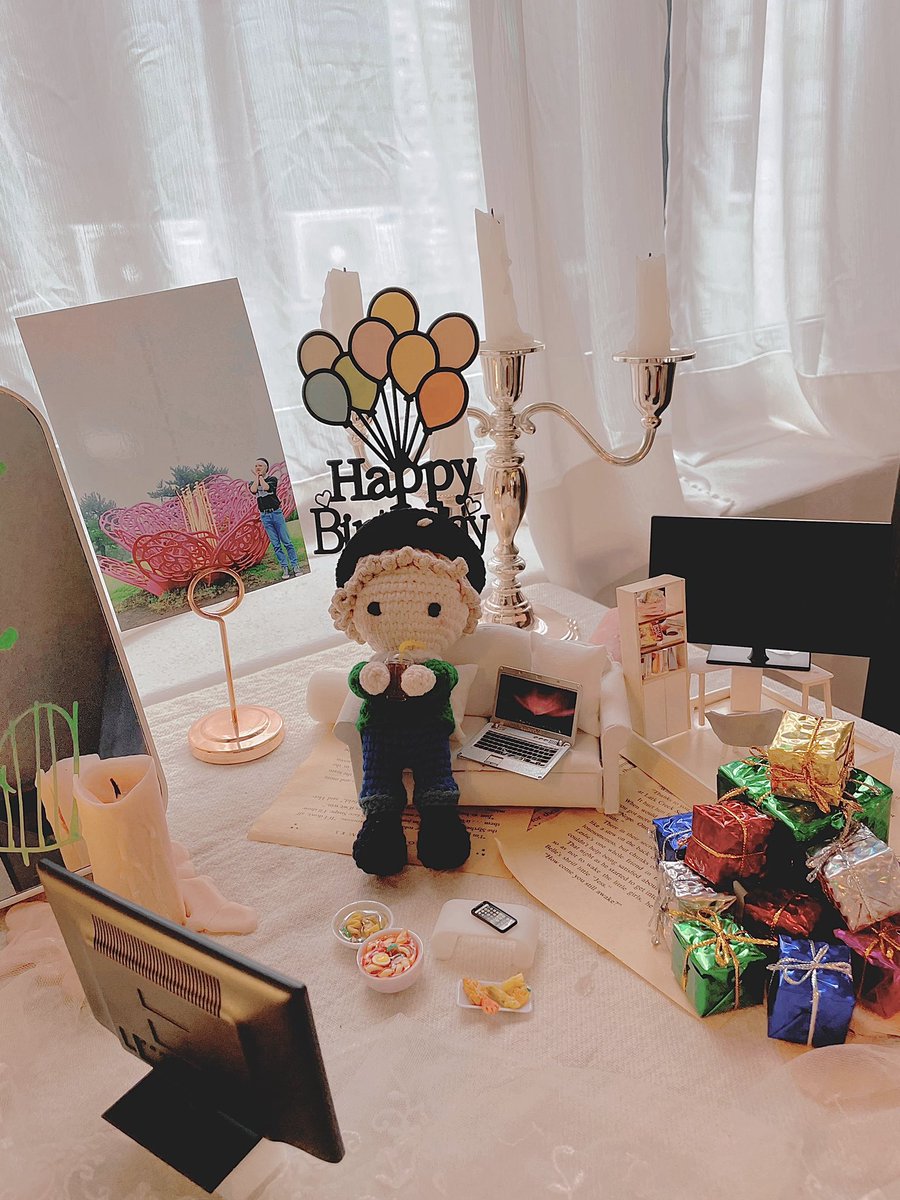 vaekku209's tweet photo. 5월부터 열심히 뜨개하던 그 모습..🧶🪡
놀러와서까지 한다고 .. 구박만 햇느데 ..
이 쪼꼬만 미니 연태 집 구현한 거 보고 놀라움을 금치 못하는 중 😱 
찐 정성에 내가 다 감동 받음 🥲
#인연으로만난우리연태 #카페지금여기
#연태 #YEONTAE #인투잇 #IN2IT
@withRiiiis https://t.co/Ad78DtUUvN