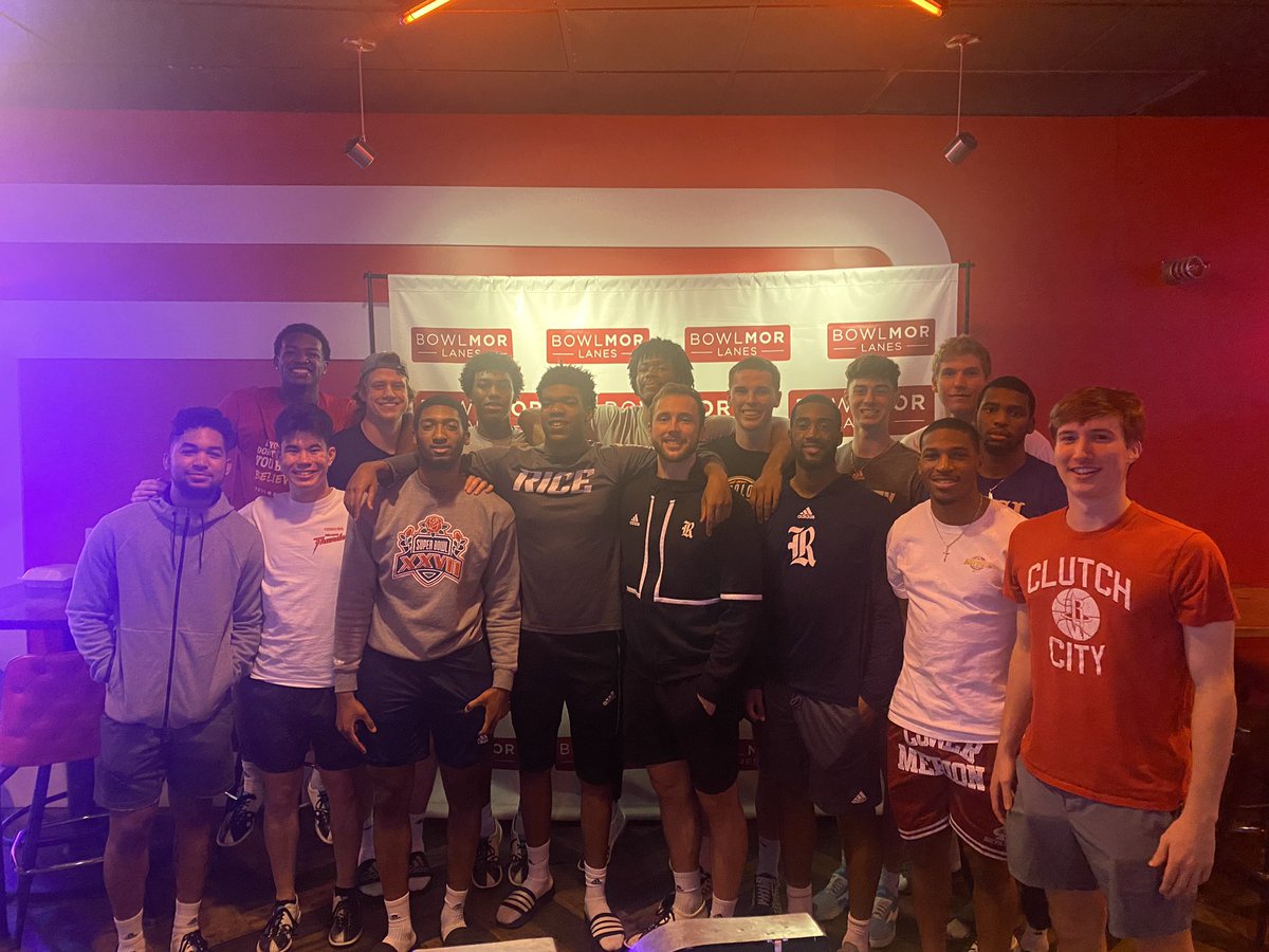 A great team bonding event tonight as the guys went bowling!

#GoOwls👐 x #GreenLightU