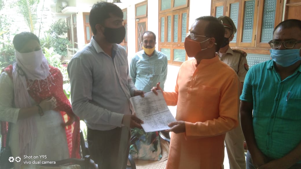 ShikhaT85867928's tweet photo. माननीय उच्च शिक्षा मंत्रीजी से मिलकर हमने अपना पक्ष रखा।मंत्रीजी की तरफ से हमें आश्वासन मिला कि 20 जुलाई तक नियुक्ति पत्र मिल जाएगा।हम सभी जीडीसी चयनित मंत्रीजी के प्रति आभार प्रकट करते हैं और उम्मीद करते हैं कि अब तय की गई समय सीमा में हमें नियुक्ति मिल जाएगी।
@drdineshbjp https://t.co/s003f7TaOc